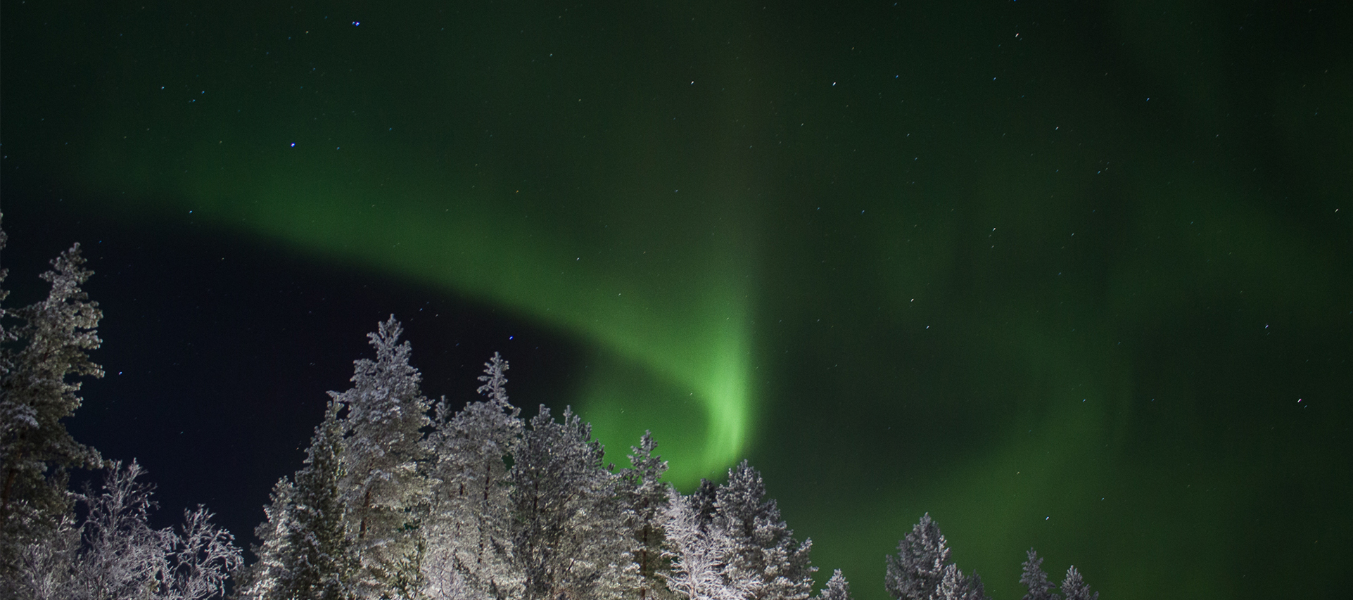 俄罗斯北极光之旅、寻找北极光、见极光、摩尔曼斯克 «拉伯兰的农村»-这是现代的旅游综合体、是观察北极光的理想场所。