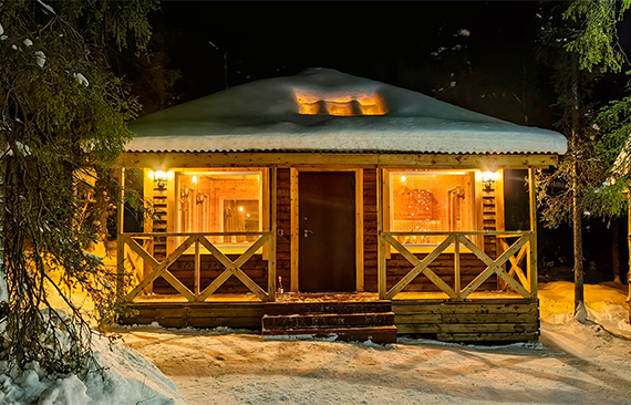 俄罗斯北极光之旅、寻找北极光、见极光、摩尔曼斯克 «拉伯兰的农村»-这是现代的旅游综合体、是观察北极光的理想场所。