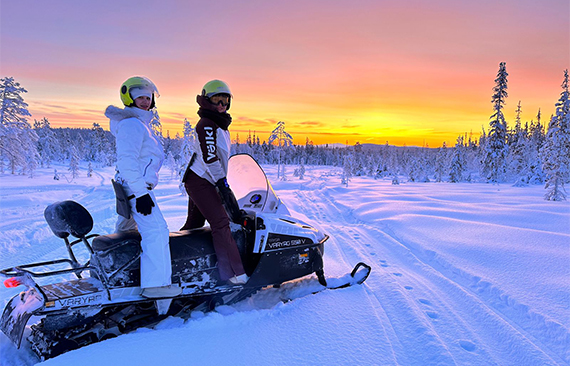 俄罗斯北极光之旅、寻找北极光、见极光、摩尔曼斯克 «拉伯兰的农村»-这是现代的旅游综合体、是观察北极光的理想场所。