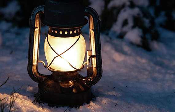 俄罗斯北极光之旅、寻找北极光、见极光、摩尔曼斯克 «拉伯兰的农村»-这是现代的旅游综合体、是观察北极光的理想场所。