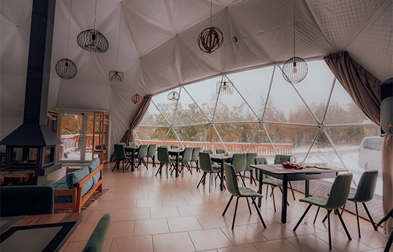 俄罗斯北极光之旅、寻找北极光、见极光、摩尔曼斯克 «拉伯兰的农村»-这是现代的旅游综合体、是观察北极光的理想场所。