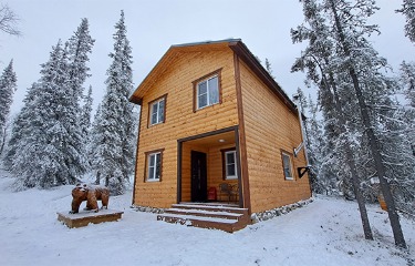 «拉伯兰的农村»-这是现代的旅游综合体。是观察北极光的理想场所。按照季节的时间，雪地摩托，亚视之旅，雪鞋租赁，自行车，滑板车以及野外旅行（捷里别尔卡，鲸鱼，萨米村，哈士奇公园，狩猎北极光等）可供娱乐