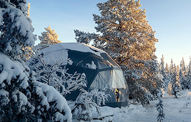 «拉伯兰的农村»-这是现代的旅游综合体。是观察北极光的理想场所。按照季节的时间，雪地摩托，亚视之旅，雪鞋租赁，自行车，滑板车以及野外旅行（捷里别尔卡，鲸鱼，萨米村，哈士奇公园，狩猎北极光等）可供娱乐